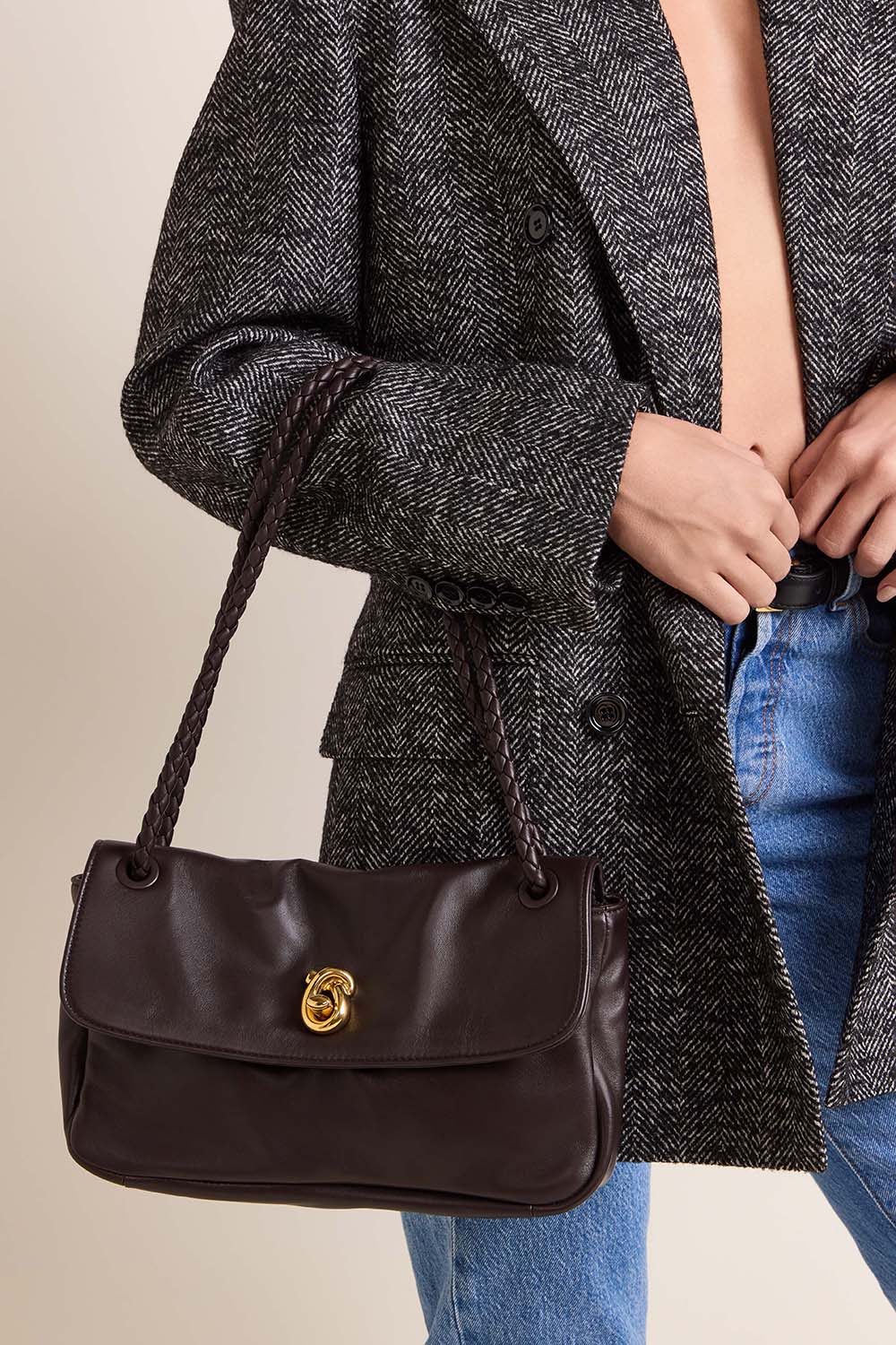 תמונת כל הלוק של תיק קרוסבודי